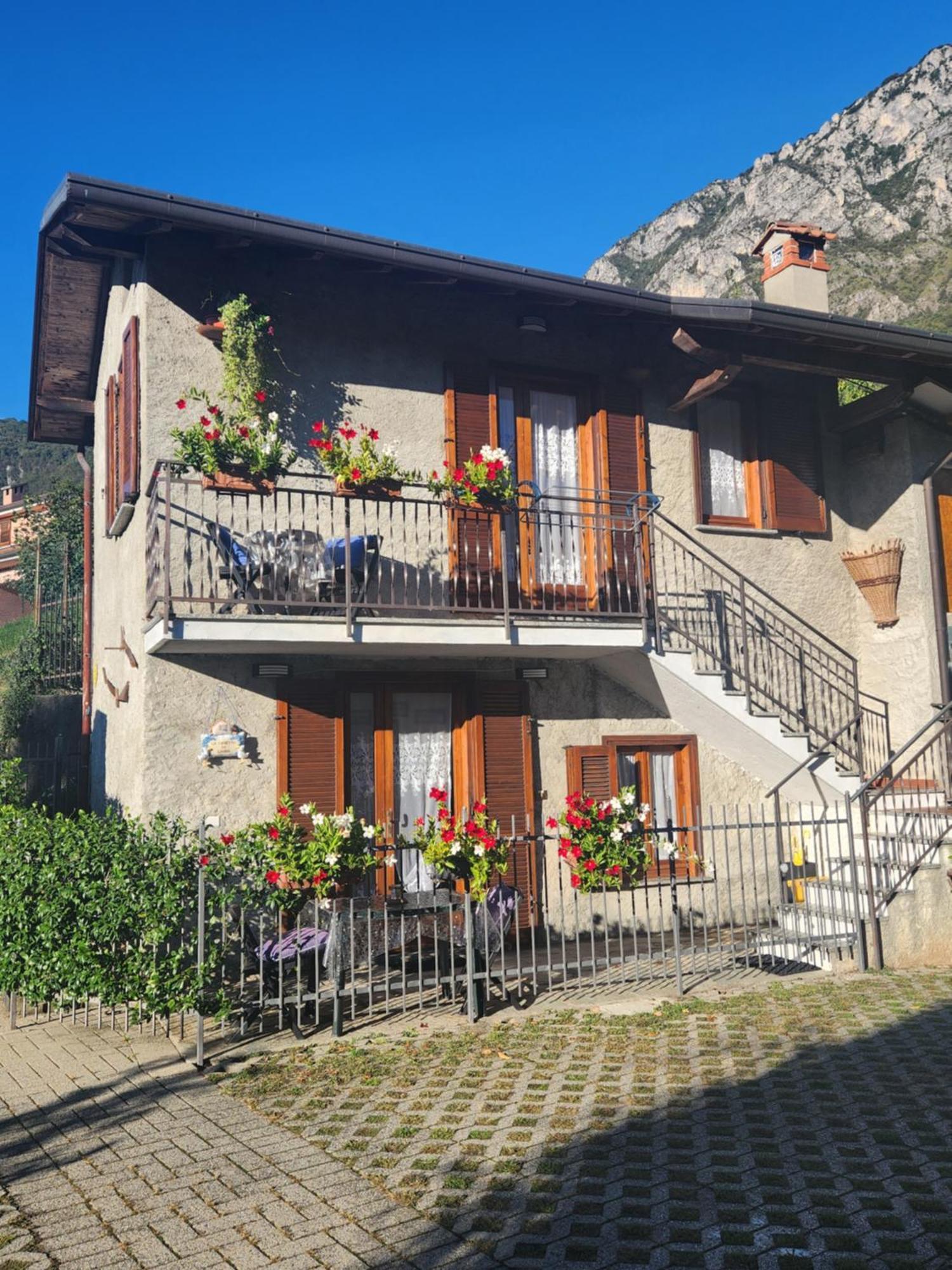 Laura'S Cottage With Lake View, Detached, 5 Kilometers From Varenna Lierna Eksteriør billede